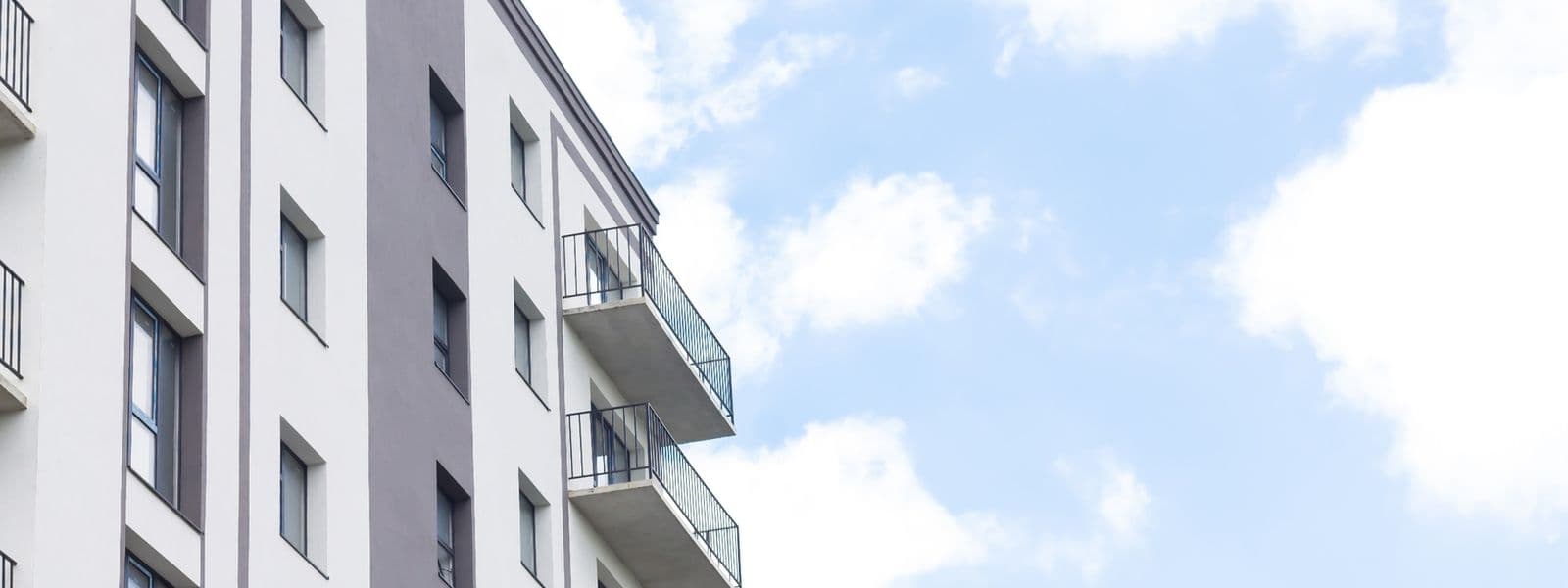 Fassade eines modernen Mehrfamilienhauses mit Balkonen