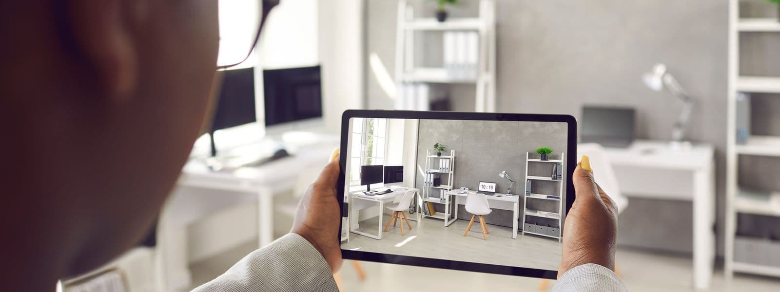 Tablet in der Hand zeigt den aufgenommenen Wohnraum