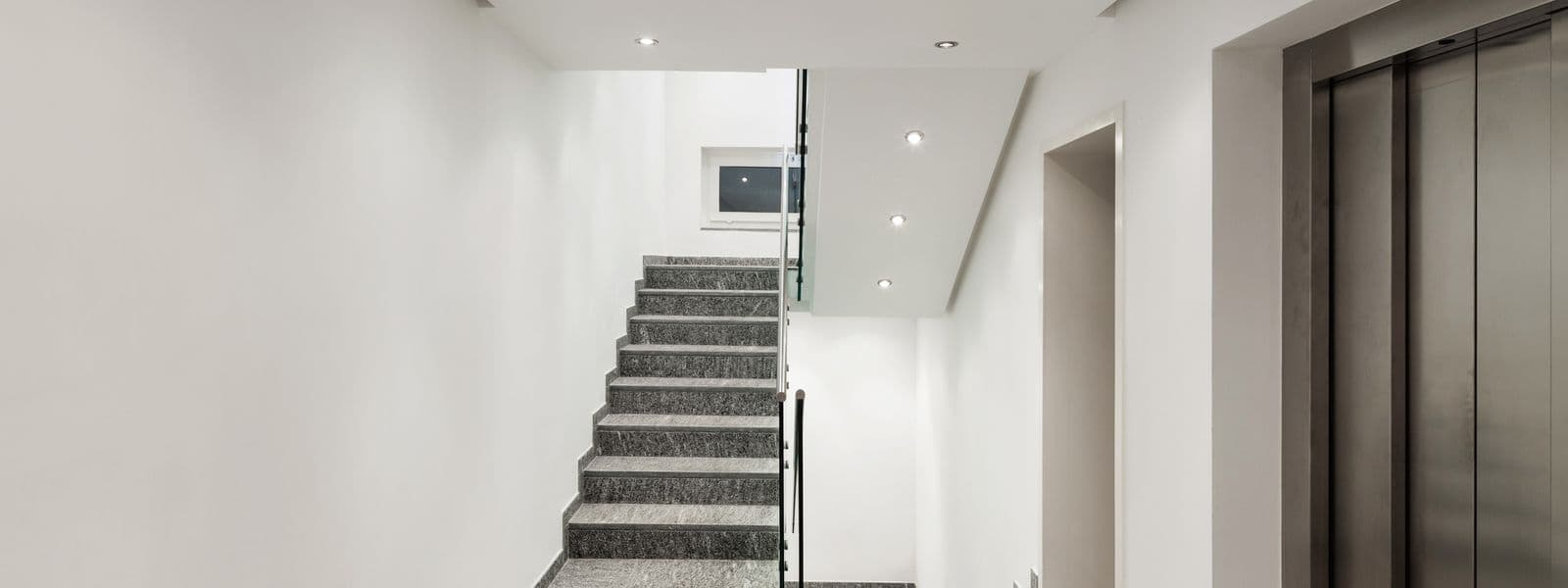 Treppenhaus mit Aufzug in einem Mehrparteienhaus