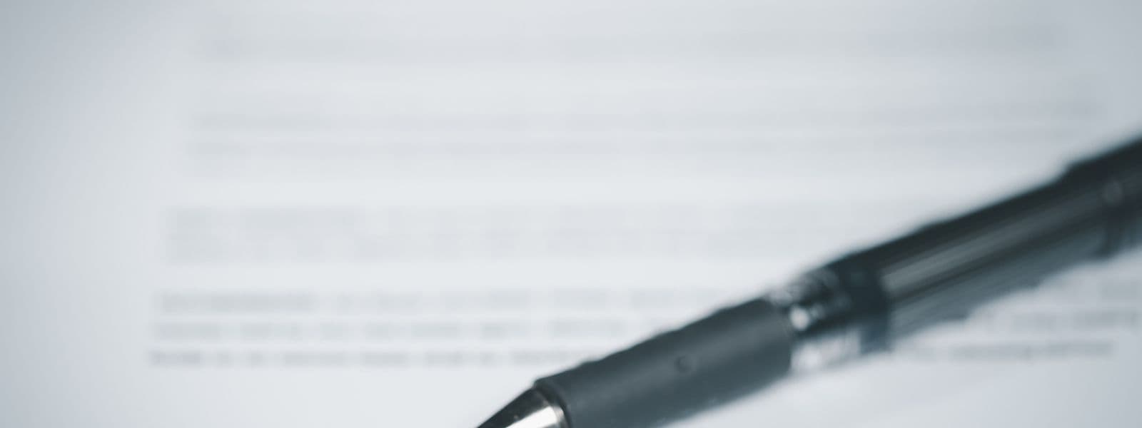 Kugelschreiber auf dem Unterschriftsfeld eines Formulars